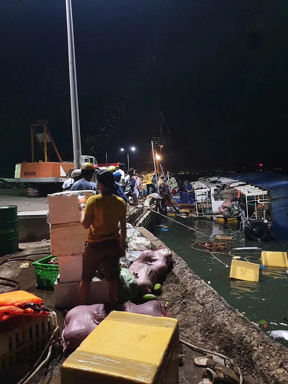 Tàu Hoàng Thiên 99 bất ngờ bị lật nghiêng khi đang nhận hàng. Ảnh PĐ.