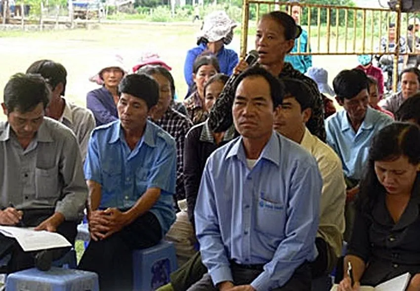 Người dân đã đối thoại hàng trăm lần về đồng muối gây ô nhiễm. Ảnh PN.