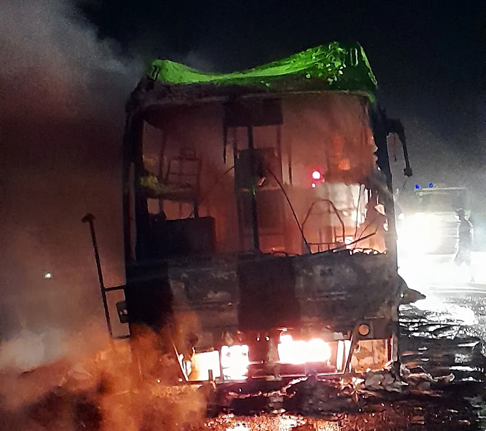 Xe khách và tài sản trên xe bị thiêu rụi. Ảnh PĐ.