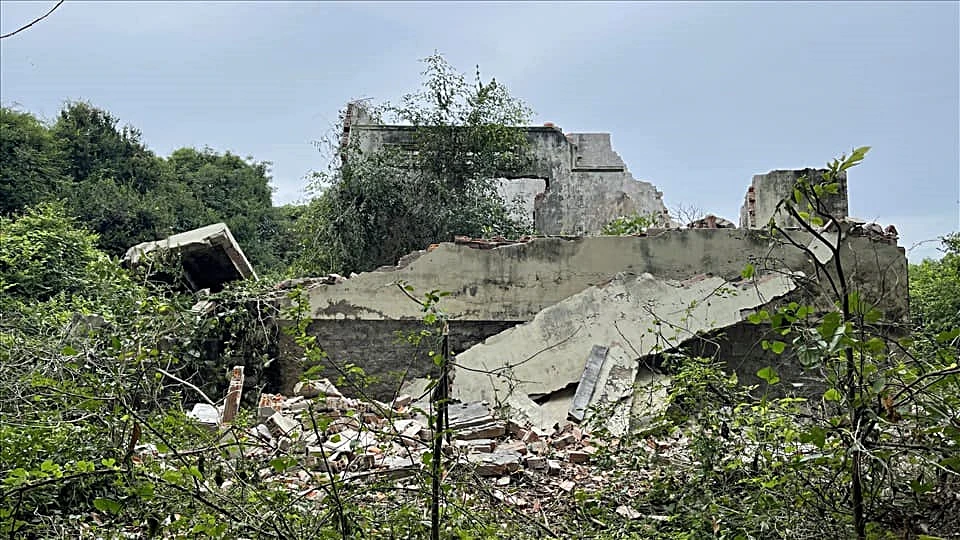 Một căn nhà trong khu du lịch bị đổ sập do bị đập phá