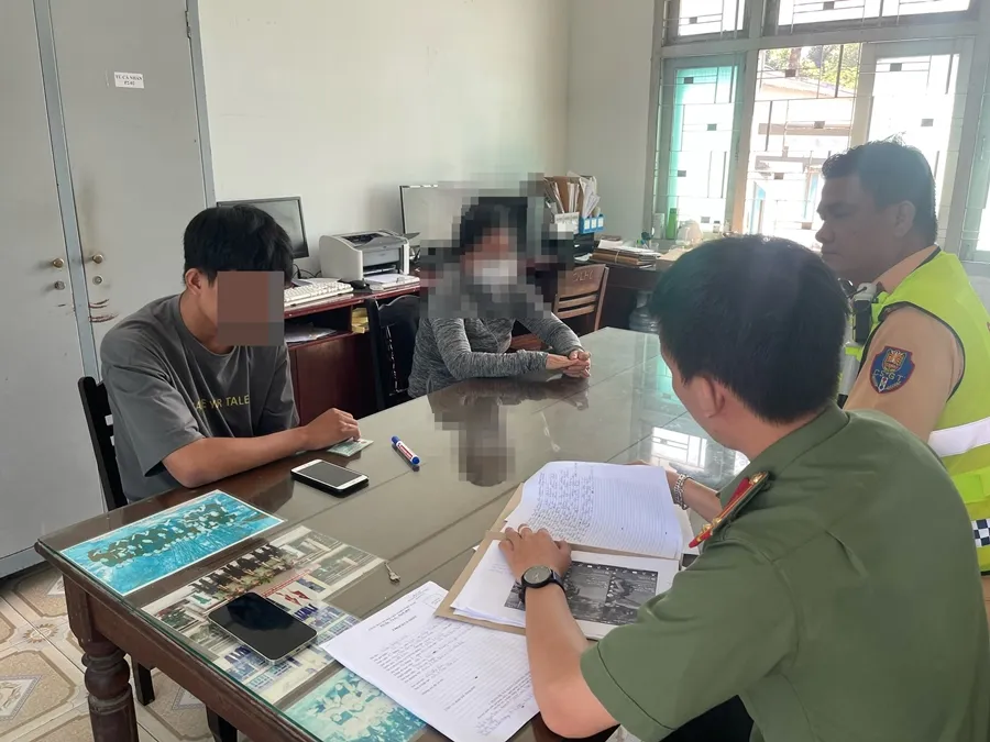 Đại diện gia đình và L làm việc với cơ quan công an. Ảnh CALG.