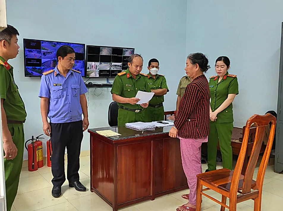 Công an đọc lệnh bắt giam Nguyễn Thị Nhỏ. Ảnh PĐ.