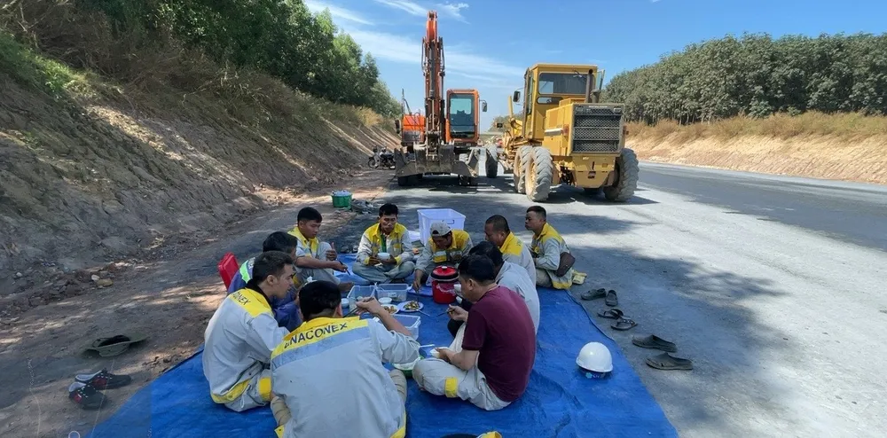 Công nhân ăn tại chỗ tại công trường.
