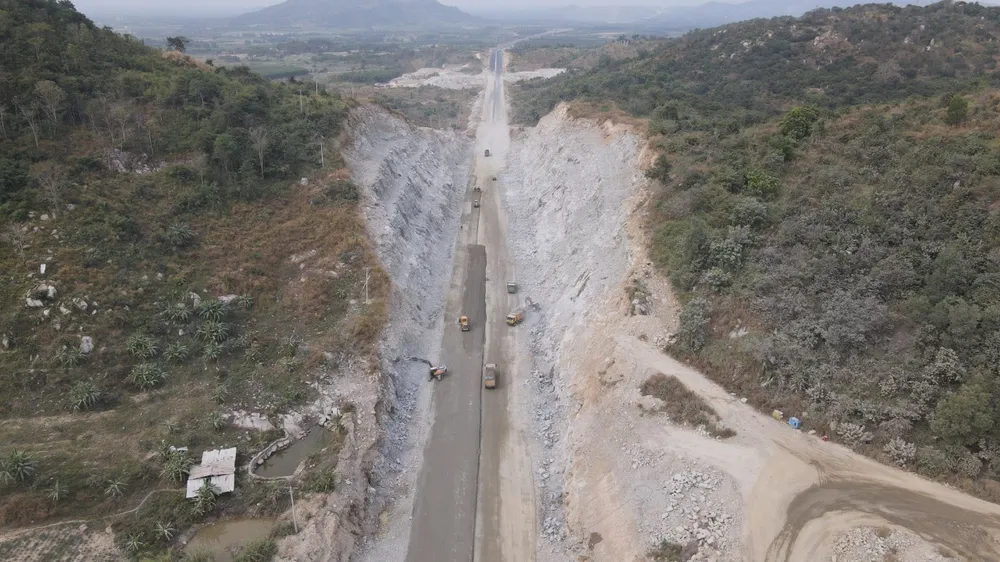 Xẻ núi đoạn qua tỉnh Bình Thuận.