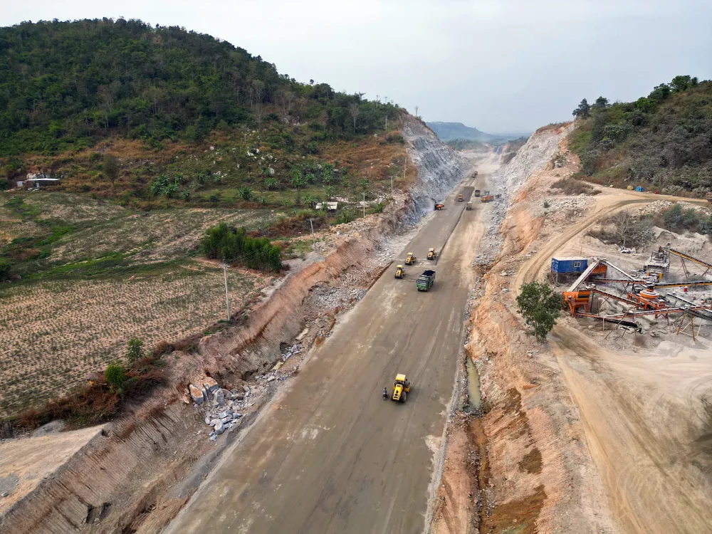 Đoạn xẻ núi qua tỉnh Bình Thuận. Đoạn xẻ núi qua tỉnh Bình Thuận.