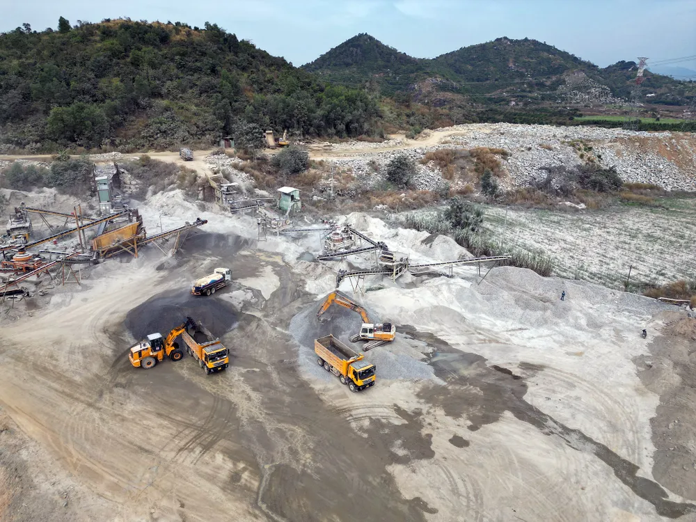 Nhà thầu huy động tối đa phương tiện bám công trình.