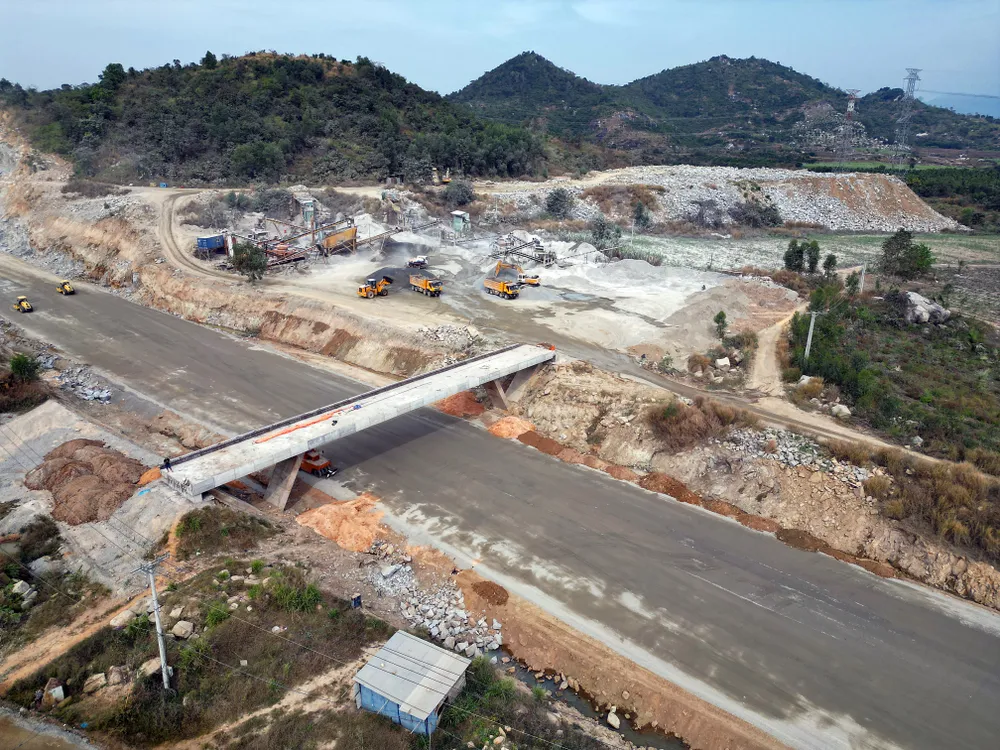 Một cầu vượt đường bộ đi qua huyện Hàm Tân.