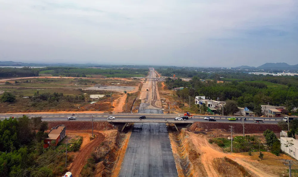 Cầu vượt qua QL1A địa bàn Xuân Lộc, Đồng Nai.