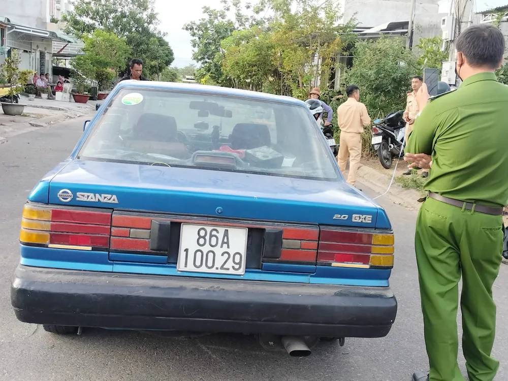 ...Nhưng sau xe lại là biển số 86A-100.29. ...Nhưng sau xe lại là biển số 86A-100.29.