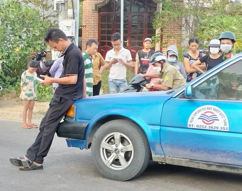 Người đàn ông lái xe của Trung tâm giáo dục nghề nghiệp Quyết Thắng sau vụ tai nạn. Ảnh: ĐT. Người đàn ông lái xe của Trung tâm giáo dục nghề nghiệp Quyết Thắng sau vụ tai nạn. Ảnh: ĐT.