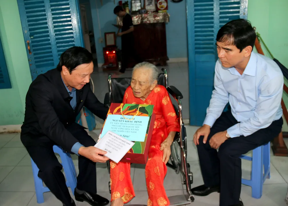 Ông Nguyễn Khắc Định (trái) và Bí thư Tỉnh ủy Bình Thuận Dương Văn An tặng quà cho Mẹ Việt Nam anh hùng. Ảnh NT.