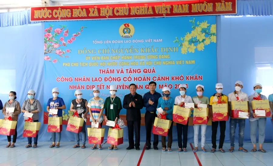 Phó Chủ tịch Quốc hội tặng quà cho công nhân lao động nghèo.