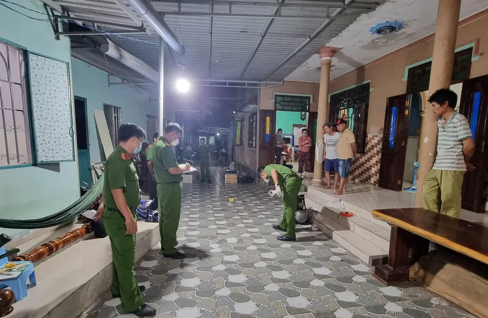 Cơ quan điều tra khám nghiệm hiện trường. Ảnh: PĐ Cơ quan điều tra khám nghiệm hiện trường. Ảnh: PĐ