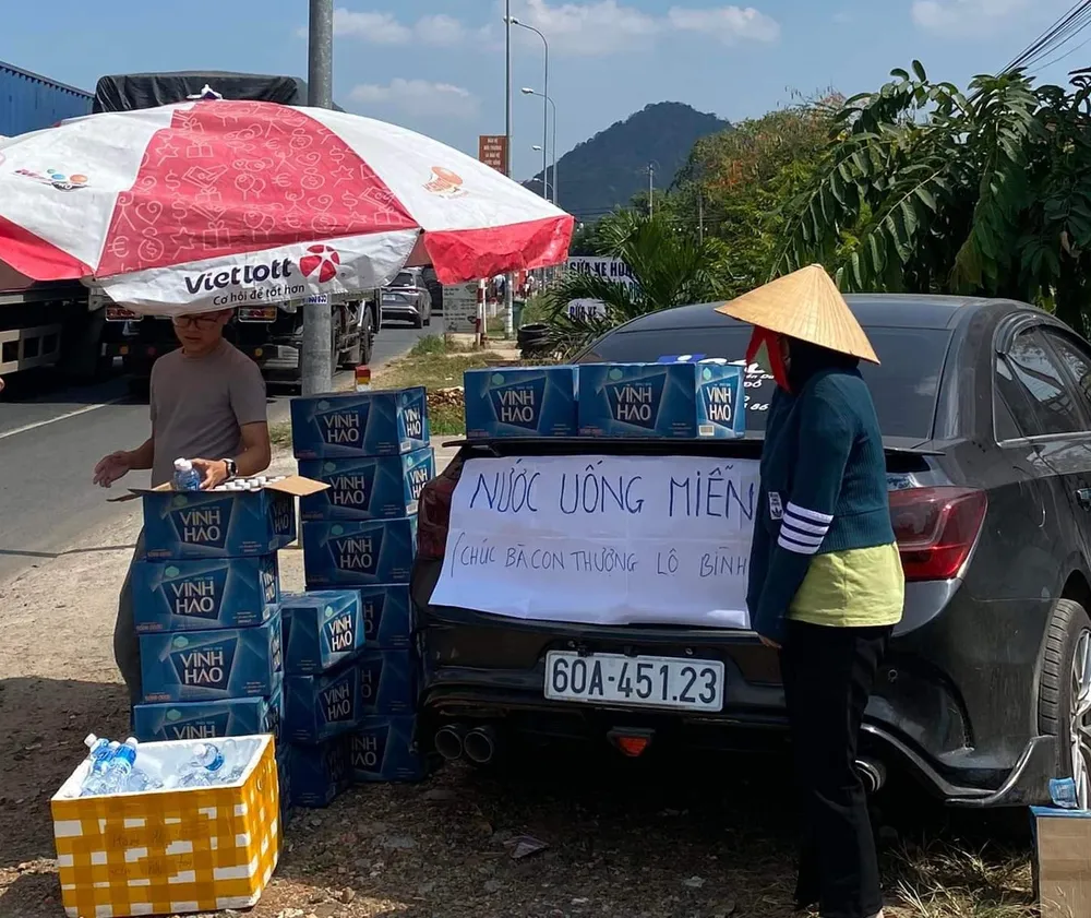 Điểm phát nước miễn phí với dòng chữ có nội dung dễ thương.