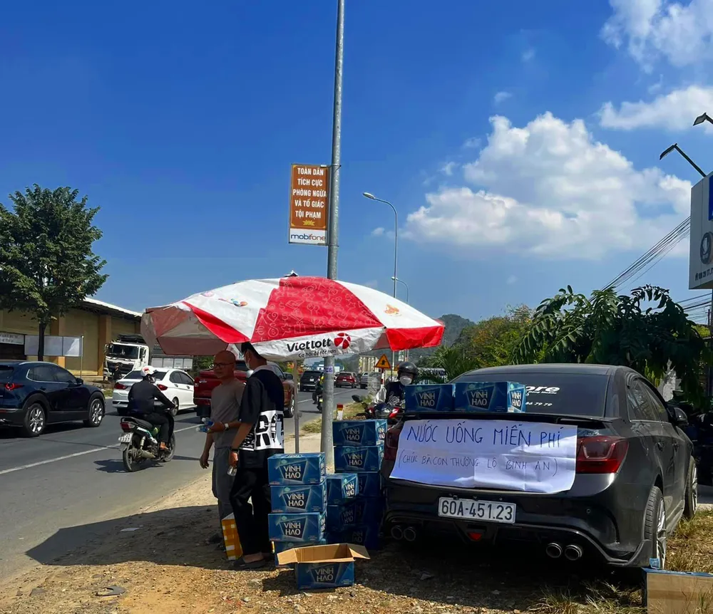 Trưa 15-1 rất nhiều người về quê ăn Tết bằng xe máy.