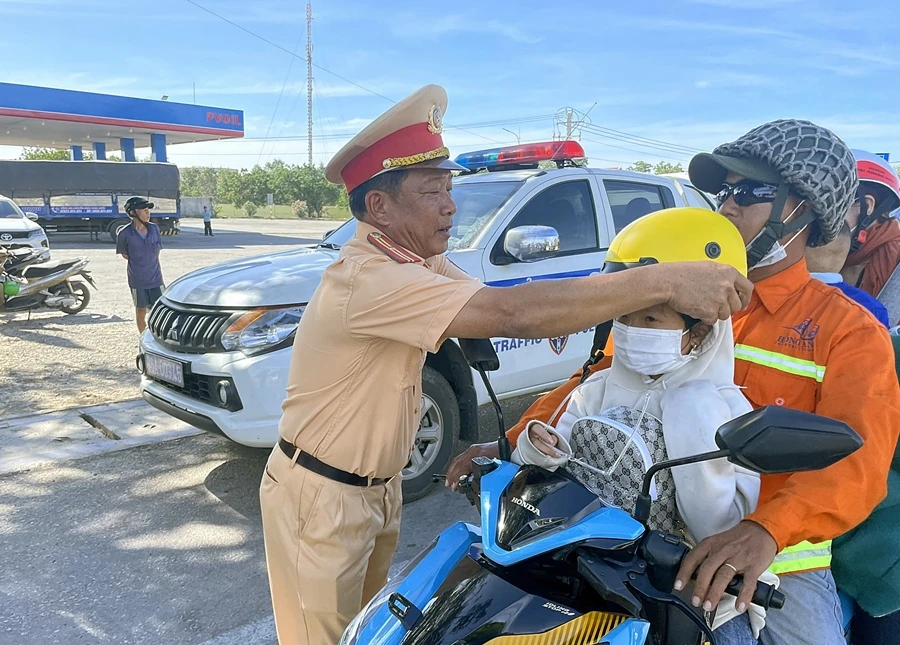 Tặng mũ bảo hiểm mới.