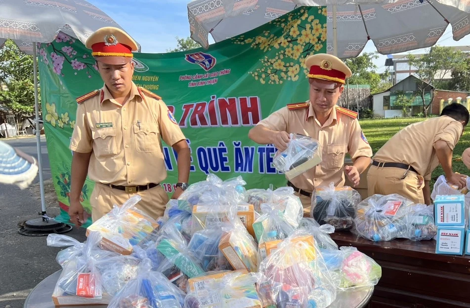 Các phần quà CSGT Bình Thuận chuẩn bị chu đáo để tặng người đi đường. Ảnh NL.