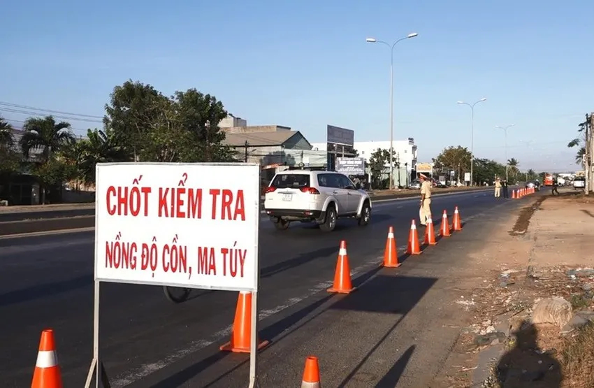 Chốt kiểm tra của CSGT Công an Bình Thuận trên QL1A. Ảnh: PĐ.