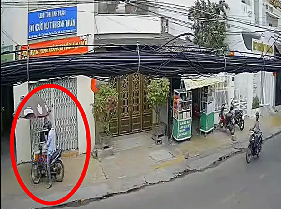 Người đàn ông giả vờ lựa vé số rồi cướp 350 tờ vé số. Ảnh cắt từ camera.