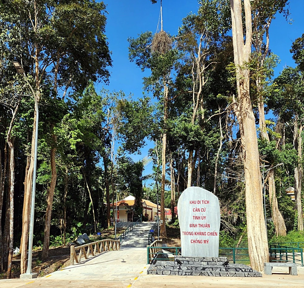 Khu di tích được xây trong khu vực rừng rậm khá mát mẻ. Ảnh: PP