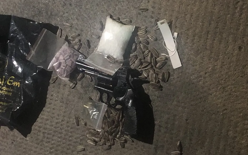 Thông qua tuần tra CSGT đã bắt giữ vụ vận chuyển ma túy đá cùng khẩu súng và 20 viên đạn.