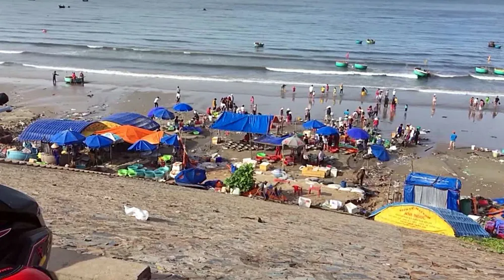 Cảnh mua bán nhếch nhác hiện nay ở làng chài Mũi Né.