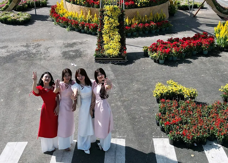 Các cô gái du xuân đường hoa Phan Thiết. Ảnh: PN