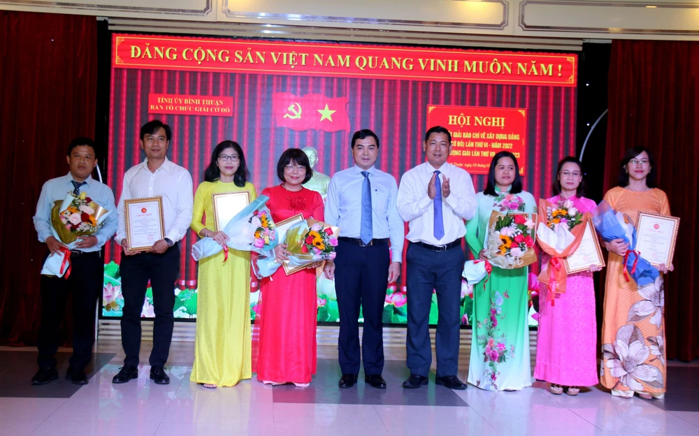 Ông Nguyễn Hoài Anh (thứ 5 từ trái sang), Phó Bí thư Thường trực Tỉnh ủy và ông Tiêu Hồng Phúc (thứ 6 từ trái sang), Trưởng Ban Tuyên giáo Tỉnh ủy trao giải cho các tác giả. Ảnh: NT