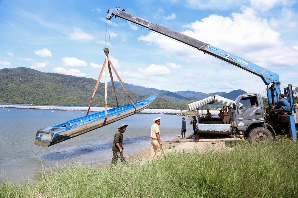 Tạm giữ phương tiện vi phạm.