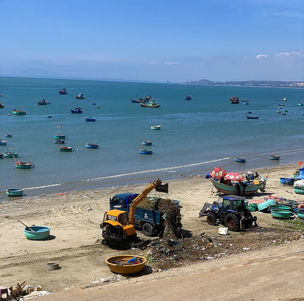 Huy động cơ giới dọn sạch bãi biển làng chài Mũi Né. Huy động cơ giới dọn sạch bãi biển làng chài Mũi Né.