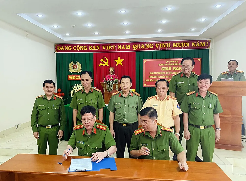 Trưởng Công an các huyện, thị, TP ký cam kết thực hiện TTATGT năm 2023. Ảnh: BL