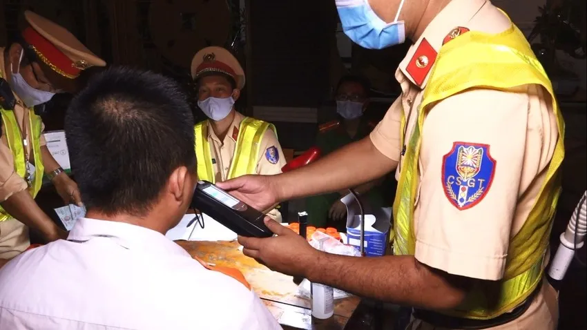 CSGT Bình Thuận đo nồng độ cồn lái xe tham gia giao thông.