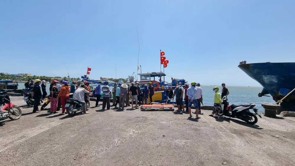 Thi thể nạn nhân được đưa vào đất liền. Ảnh PĐ. Thi thể nạn nhân được đưa vào đất liền. Ảnh PĐ.