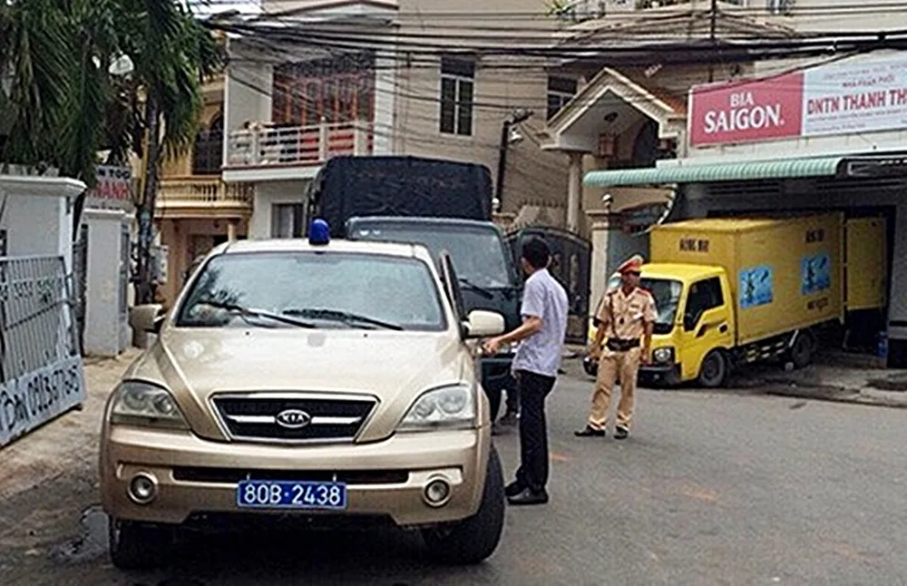 Xe ô tô gắn biển số giả, đèn, còi ưu tiên bị CSGT Công an Bình Thuận phát hiện và xử lý. Ảnh: PN