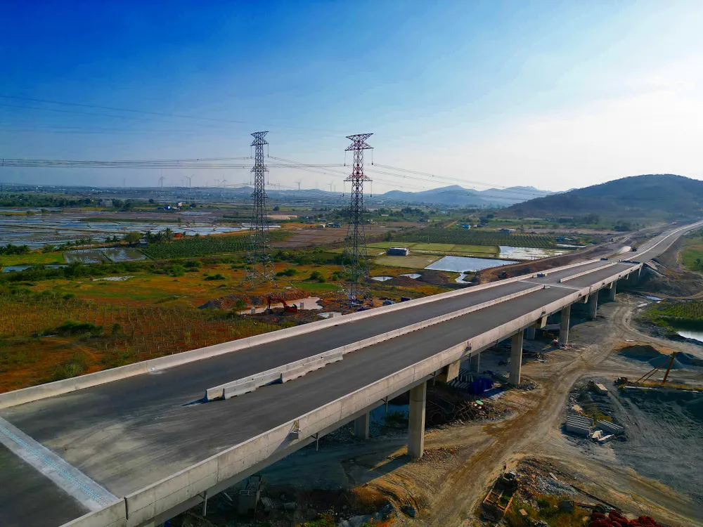 Đoạn cao tốc Vĩnh Hảo-Phan Thiết đi qua huyện Tuy Phong. Ảnh PN.