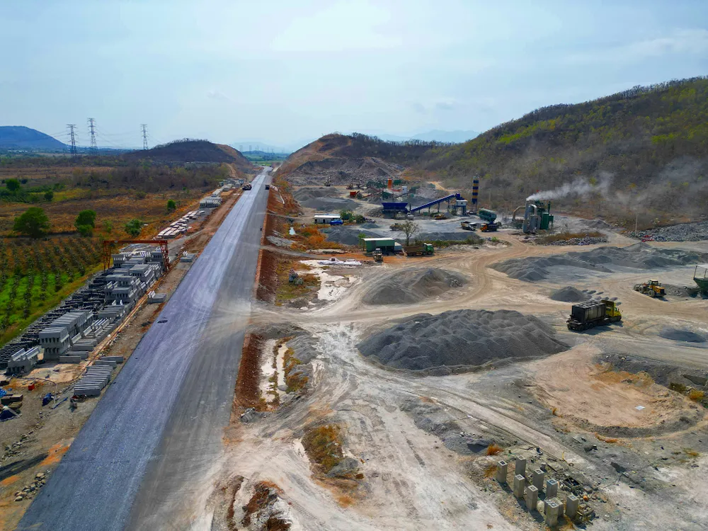 Cao tốc Vĩnh Hảo - Phan Thiết đang thiếu đất đắp trong khi các giấy phép đều đã hết hạn. Ảnh PN