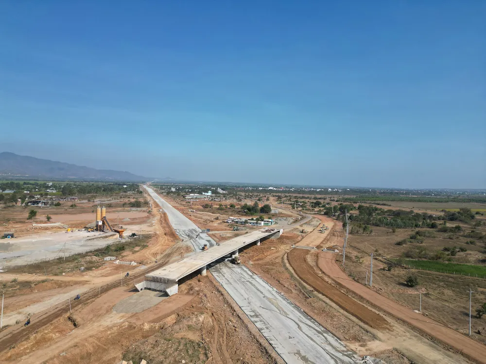 Nhiều cầu vượt đã làm xong ở cao tốc Vĩnh Hảo-Phan Thiết nhưng thiếu đất đắp làm đường dẫn. Ảnh PN.