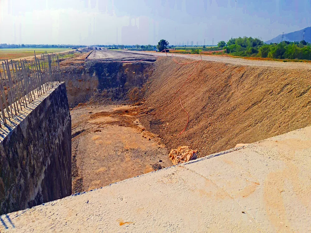 Công trường cao tốc Vĩnh Hảo-Phan Thiết còn nhiều ngổn ngang. Ảnh PN.