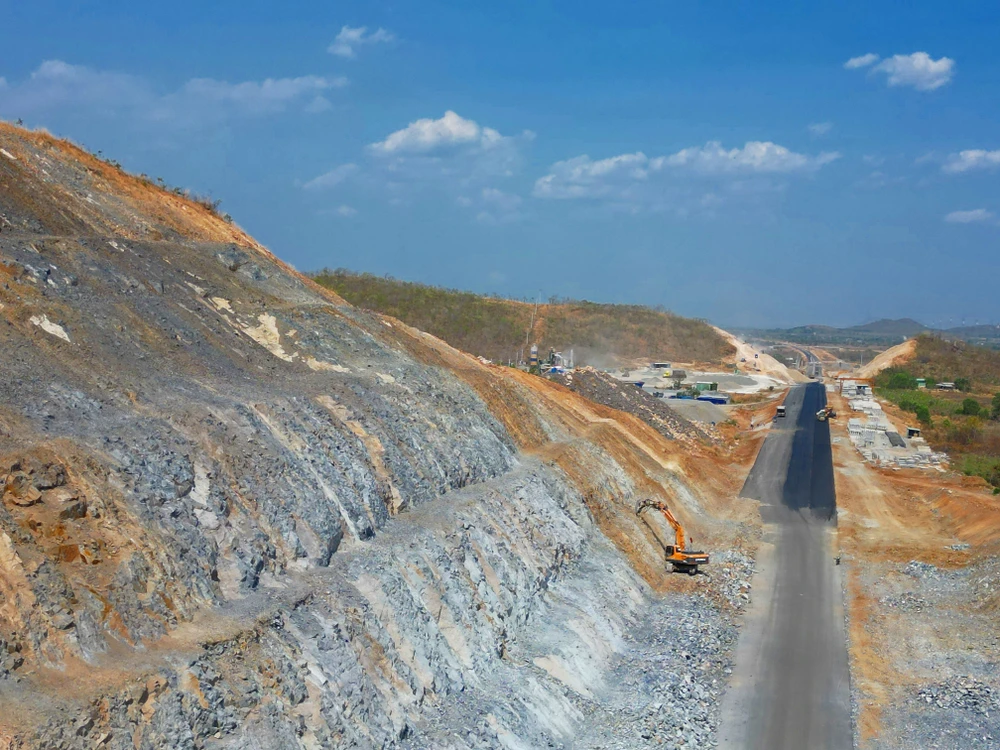 Một đoạn xẻ núi.