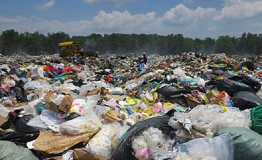 Lượng rác khủng khiếp ở bãi rác Bình Tú khiến người dân rất bức xúc.