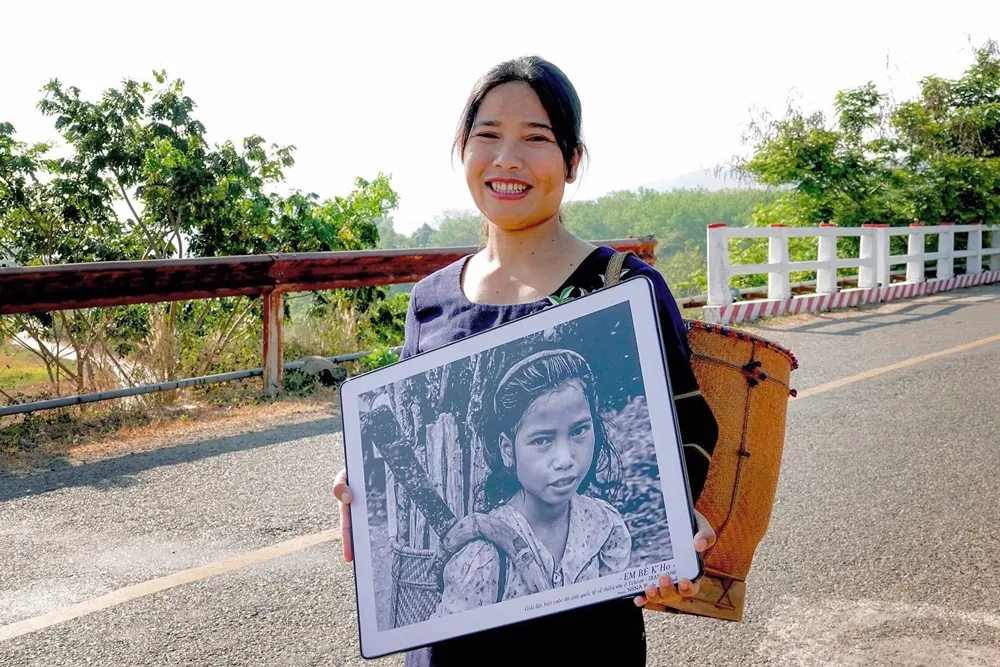 K'Thi Rầm hạnh phúc bên bức ảnh mình là nhân vật 27 năm về trước. K'Thi Rầm hạnh phúc bên bức ảnh mình là nhân vật 27 năm về trước.