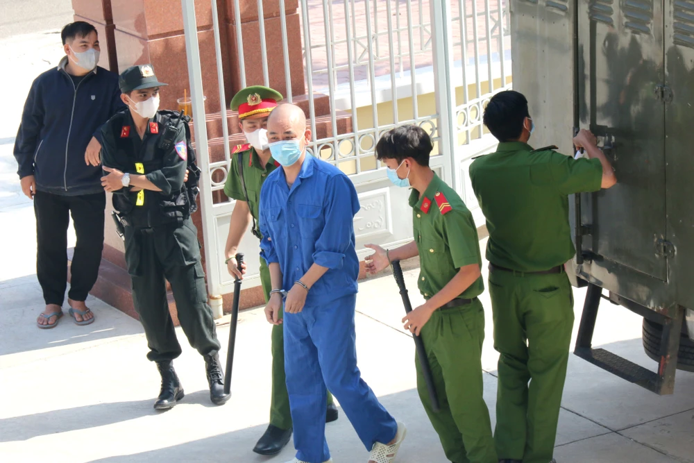 Bị cáo Nam được dẫn giải đến tòa. Bị cáo Nam được dẫn giải đến tòa.