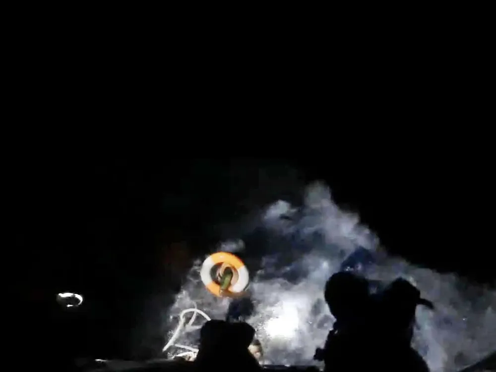 Lực lượng chức năng tìm kiếm thuyền viên mất tích trong đêm trên biển Bình Thuận đầu tháng 3-2023.