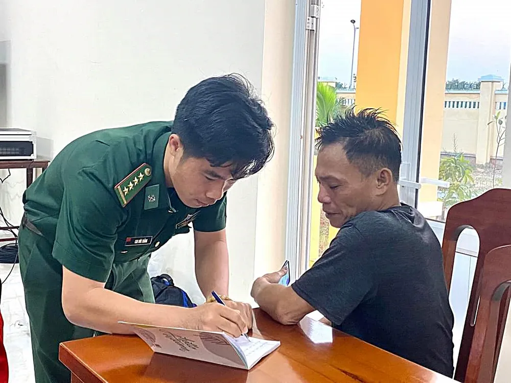 Bộ đội Biên phòng Bình Thuận lấy danh tính các thuyền viên gặp nạn.