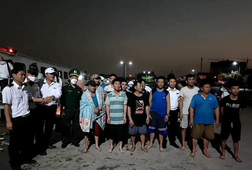 11 thuyền viên đã về đất liền an toàn. Ảnh: TRUNG THÀNH