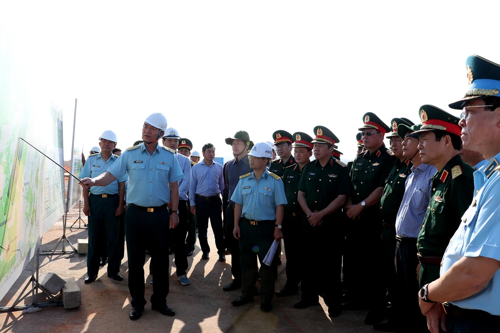 Đại diện Quân chủng Phòng không-Không quân trình bày tiến độ tại công trường. Ảnh: TTD Đại diện Quân chủng Phòng không-Không quân trình bày tiến độ tại công trường. Ảnh: TTD