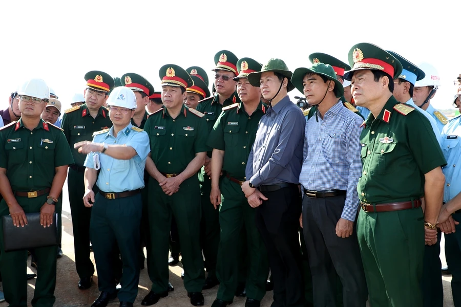 Đoàn công tác kiểm tra tại công trường. Ảnh: TTD Đoàn công tác kiểm tra tại công trường. Ảnh: TTD