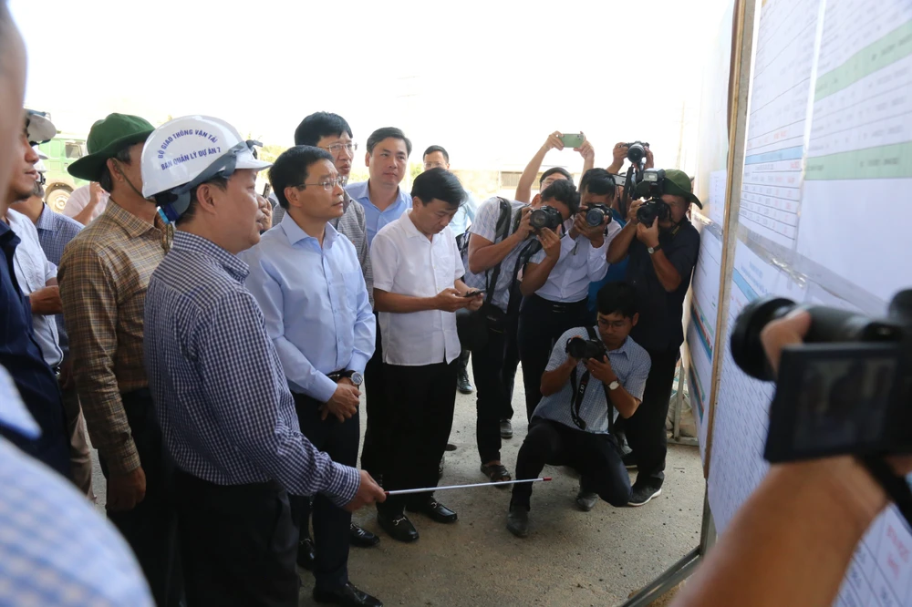 Bộ trưởng Bộ GTVT nghe báo cáo tiến độ thi công. Ảnh NL.