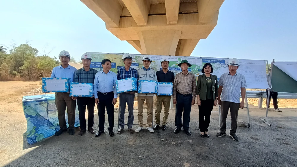 Bộ trưởng tặng quà cho các nhà thầu, BQLDA .