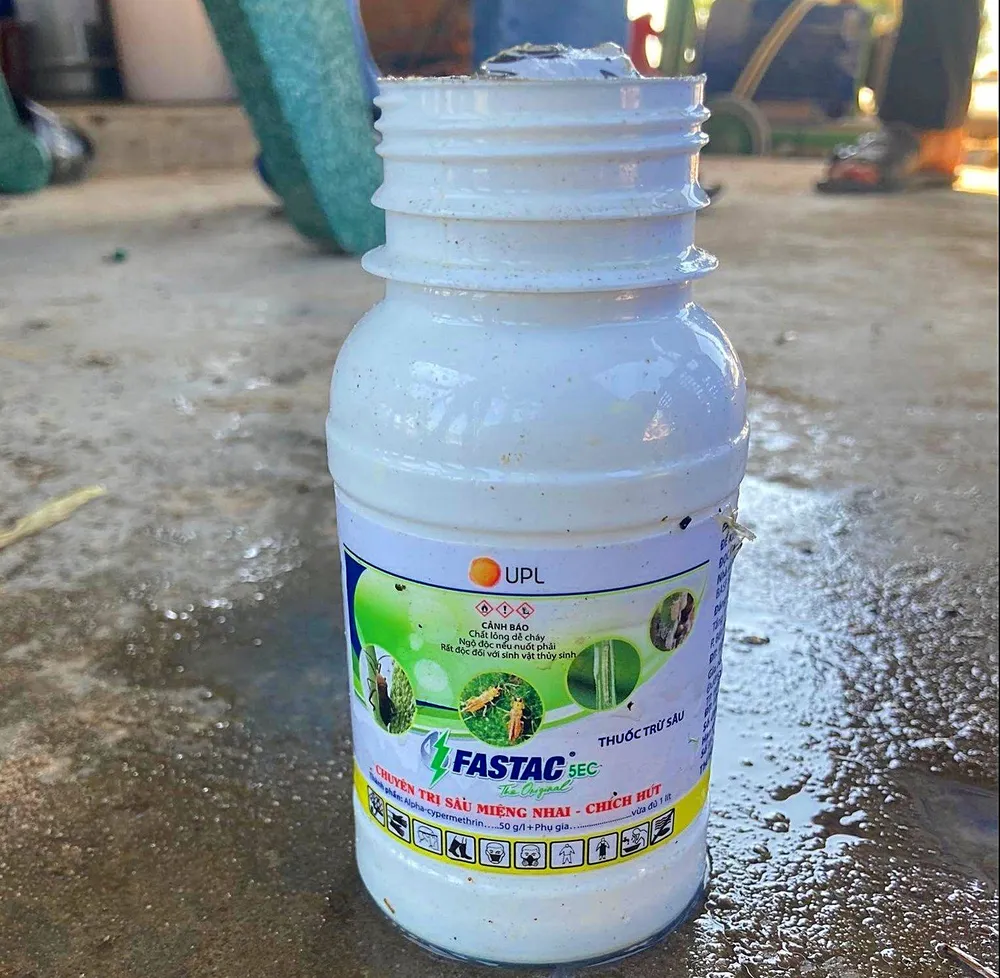 Thuốc trừ sâu bị can dùng ném xuống hồ tôm.